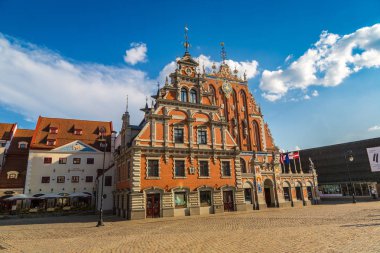 Riga, Letonya - 13 Haziran 2016: Evi bir güzel yaz günü, Letonya Riga'da siyah nokta