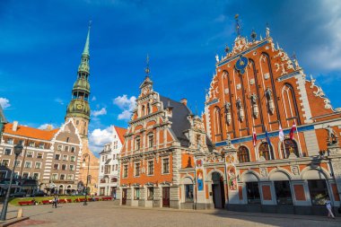 Riga, Letonya - 13 Haziran 2016: Siyah ve Saint Peters kilise bir güzel yaz günü, Letonya Riga, House
