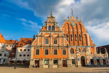 Riga, Letonya - 13 Haziran 2016: Evi bir güzel yaz günü, Letonya Riga'da siyah nokta