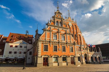 Riga, Letonya - 13 Haziran 2016: Evi bir güzel yaz günü, Letonya Riga'da siyah nokta