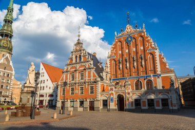 Riga, Letonya - 13 Haziran 2016: Siyah ve Saint Peters kilise bir güzel yaz günü, Letonya Riga, House