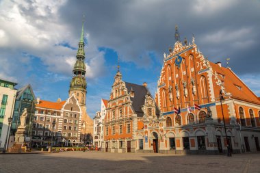 Riga, Letonya - 13 Haziran 2016: Siyah ve Saint Peters kilise bir güzel yaz günü, Letonya Riga, House