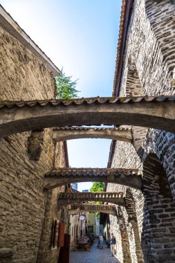 Tallinn, Estonya - 23 Haziran 2016: St Catherine's passage - Arnavut kaldırımlı sokakta tarihsel bir güzel yaz günü Estonya eski Tallinn şehir