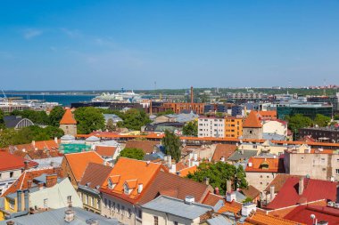 Tallinn, Estonya - 23 Haziran 2016: Havadan görünümü, Tallinn eski şehirde bir güzel yaz günü, Estonya