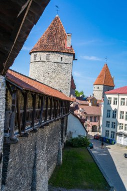 Tallinn, Estonya - 23 Haziran 2016: Kale kuleleri bir güzel yaz günü Estonya eski Tallinn şehir görünümünü