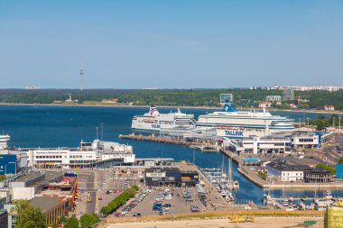 Tallinn, Estonya - 23 Haziran 2016: Tallinn liman feribot bir güzel yaz günü, Estonya ile