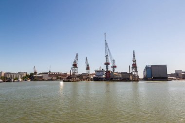 Helsinki, Finlandiya - 23 Haziran 2016: Deniz kargo limanda bir güzel yaz günü, Finlandiya Helsinki, Harbor Vinçler