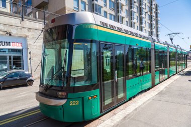 Helsinki, Finlandiya - 23 Haziran 2016: Toplu taşıma, bir güzel yaz günü, Finlandiya Helsinki'de modern tramvay