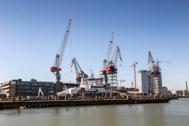 Helsinki, Finlandiya - 23 Haziran 2016: Deniz kargo limanda bir güzel yaz günü, Finlandiya Helsinki, Harbor Vinçler