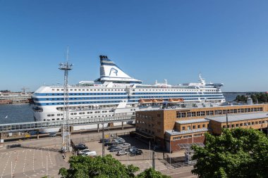 Helsinki, Finlandiya - 23 Haziran 2016: Bir güzel yaz günü, Finlandiya Helsinki büyük yolcu gemisi