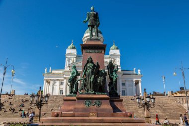 Helsinki, Finlandiya - 23 Haziran 2016: Helsinki Katedrali ve Çar Alexander II bir güzel yaz günü 23 Haziran 2016 yılında heykeli