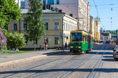 Helsinki, Finlandiya - 23 Haziran 2016: Toplu taşıma, bir güzel yaz günü, Finlandiya Helsinki'de retro tramvay