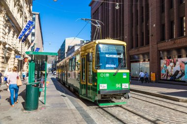 Helsinki, Finlandiya - 23 Haziran 2016: Toplu taşıma, bir güzel yaz günü, Finlandiya Helsinki'de retro tramvay