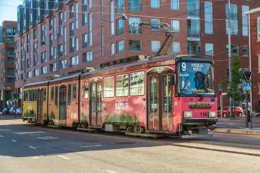 Helsinki, Finlandiya - 23 Haziran 2016: Toplu taşıma, bir güzel yaz günü, Finlandiya Helsinki'de modern tramvay