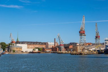 Helsinki, Finlandiya - 23 Haziran 2016: Deniz kargo limanda bir güzel yaz günü, Finlandiya Helsinki, Harbor Vinçler