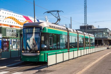 Helsinki, Finlandiya - 23 Haziran 2016: Toplu taşıma, bir güzel yaz günü, Finlandiya Helsinki'de modern tramvay