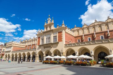 Krakow, Polonya - 23 Haziran 2016: Ana pazar meydanında bir güzel yaz günü Krakow, Polonya üzerinde 23 Haziran 2016