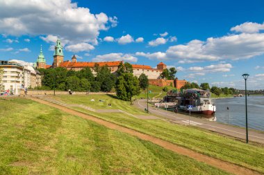 Krakow, Polonya - 23 Haziran 2016: Wawel royal castle Krakow bir güzel yaz günü, Polonya