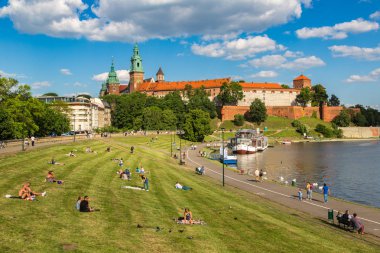 Krakow, Polonya - 23 Haziran 2016: Wawel royal castle Krakow bir güzel yaz günü, Polonya