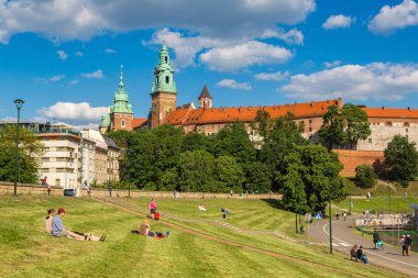 Krakow, Polonya - 23 Haziran 2016: Wawel royal castle Krakow bir güzel yaz günü, Polonya