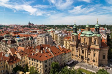 Prague, Çek Cumhuriyeti - 23 Haziran 2016: panoramik hava görünümünde Prag bir güzel yaz günü, Çek Cumhuriyeti