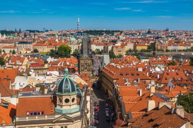 Prague, Çek Cumhuriyeti - 23 Haziran 2016: panoramik hava görünümünde Prag bir güzel yaz günü, Çek Cumhuriyeti