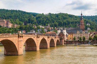 Heidelberg, Almanya - 23 Haziran 2016: Heidelberg, bir güzel yaz günü, Almanya eski köprü
