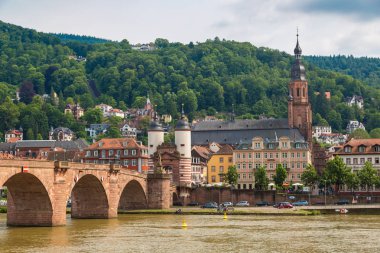 Heidelberg, Almanya - 23 Haziran 2016: Heidelberg, bir güzel yaz günü, Almanya eski köprü