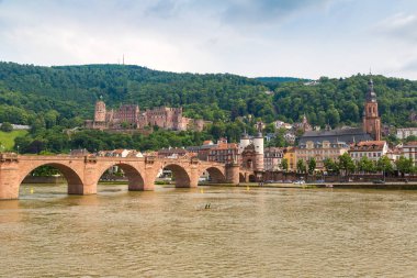 Heidelberg, Almanya - 23 Haziran 2016: Heidelberg, bir güzel yaz günü, Almanya eski köprü