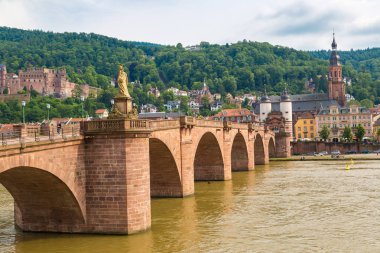 Heidelberg, Almanya - 23 Haziran 2016: Heidelberg, bir güzel yaz günü, Almanya eski köprü
