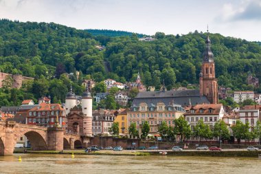 Heidelberg, Almanya - 23 Haziran 2016: Heidelberg, bir güzel yaz günü, Almanya eski köprü