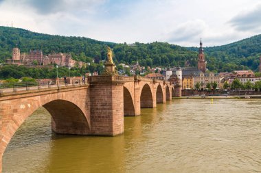 Heidelberg, Almanya - 23 Haziran 2016: Heidelberg, bir güzel yaz günü, Almanya eski köprü