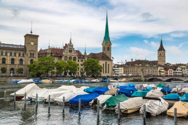 Zürih, İsviçre - 27 Haziran 2016: Saat Kulesi bir güzel yaz günü, İsviçre Zürih'in tarihi bölümünde Fraumunster Katedrali