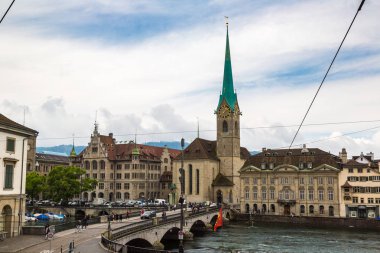 Zürih, İsviçre - 27 Haziran 2016: Saat Kulesi bir güzel yaz günü, İsviçre Zürih'in tarihi bölümünde Fraumunster Katedrali