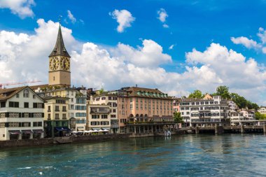 Zürih, İsviçre - 27 Haziran 2016: Saat Kulesi bir güzel yaz günü, İsviçre Zürih'in tarihi bölümünde