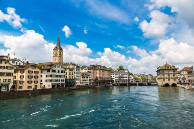 Zürih, İsviçre - 27 Haziran 2016: Saat Kulesi bir güzel yaz günü, İsviçre Zürih'in tarihi bölümünde