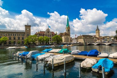 Zürih, İsviçre - 27 Haziran 2016: Saat Kulesi bir güzel yaz günü, İsviçre Zürih'in tarihi bölümünde Fraumunster Katedrali