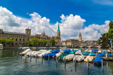 Zürih, İsviçre - 27 Haziran 2016: Saat Kulesi bir güzel yaz günü, İsviçre Zürih'in tarihi bölümünde Fraumunster Katedrali