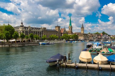 Zürih, İsviçre - 27 Haziran 2016: Saat Kulesi bir güzel yaz günü, İsviçre Zürih'in tarihi bölümünde Fraumunster Katedrali
