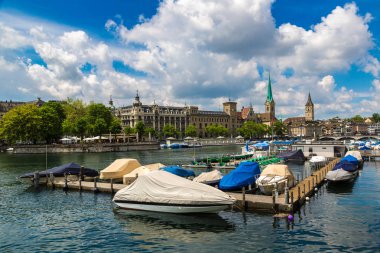 Zürih, İsviçre - 27 Haziran 2016: Saat Kulesi bir güzel yaz günü, İsviçre Zürih'in tarihi bölümünde Fraumunster Katedrali