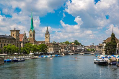 Zürih, İsviçre - 27 Haziran 2016: Saat Kulesi bir güzel yaz günü, İsviçre Zürih'in tarihi bölümünde Fraumunster Katedrali