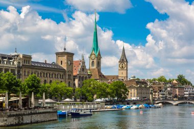 Zürih, İsviçre - 27 Haziran 2016: Saat Kulesi bir güzel yaz günü, İsviçre Zürih'in tarihi bölümünde Fraumunster Katedrali