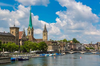 Zürih, İsviçre - 27 Haziran 2016: Saat Kulesi bir güzel yaz günü, İsviçre Zürih'in tarihi bölümünde Fraumunster Katedrali