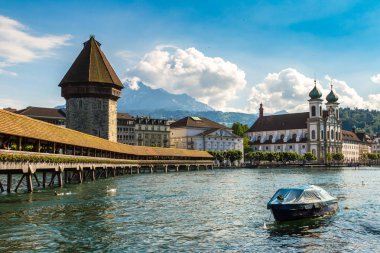 Lucerne, İsviçre - 27 Haziran 2016: Ünlü Şapel Bridge'de Lucerne bir güzel yaz günde, İsviçre