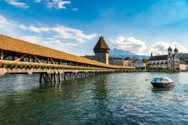 Lucerne, İsviçre - 27 Haziran 2016: Ünlü Şapel Bridge'de Lucerne bir güzel yaz günde, İsviçre