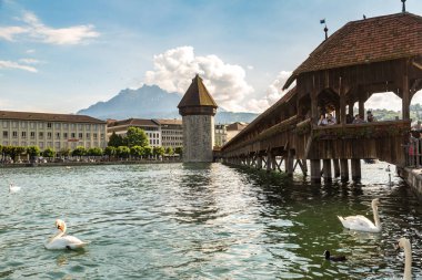 Lucerne, İsviçre - 27 Haziran 2016: Ünlü Şapel Bridge'de Lucerne bir güzel yaz günde, İsviçre