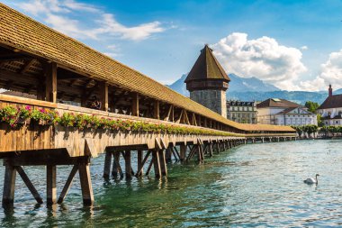 Lucerne, İsviçre - 27 Haziran 2016: Ünlü Şapel Bridge'de Lucerne bir güzel yaz günde, İsviçre