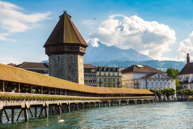 Lucerne, İsviçre - 27 Haziran 2016: Ünlü Şapel Bridge'de Lucerne bir güzel yaz günde, İsviçre