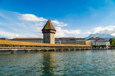 Lucerne, İsviçre - 27 Haziran 2016: Ünlü Şapel Bridge'de Lucerne bir güzel yaz günde, İsviçre