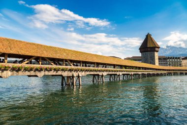 Lucerne, İsviçre - 27 Haziran 2016: Ünlü Şapel Bridge'de Lucerne bir güzel yaz günde, İsviçre